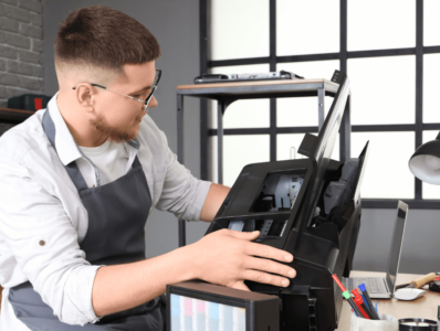 Técnico reparando impresora Epson Bogotá – Servicio experto a domicilio